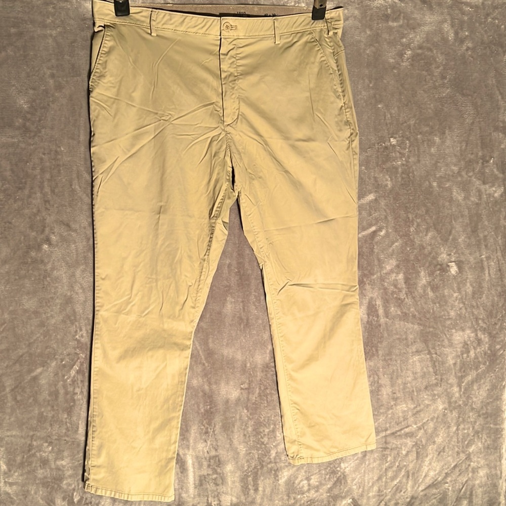 Mens Izod lightweight stretch khaki. 40x30
